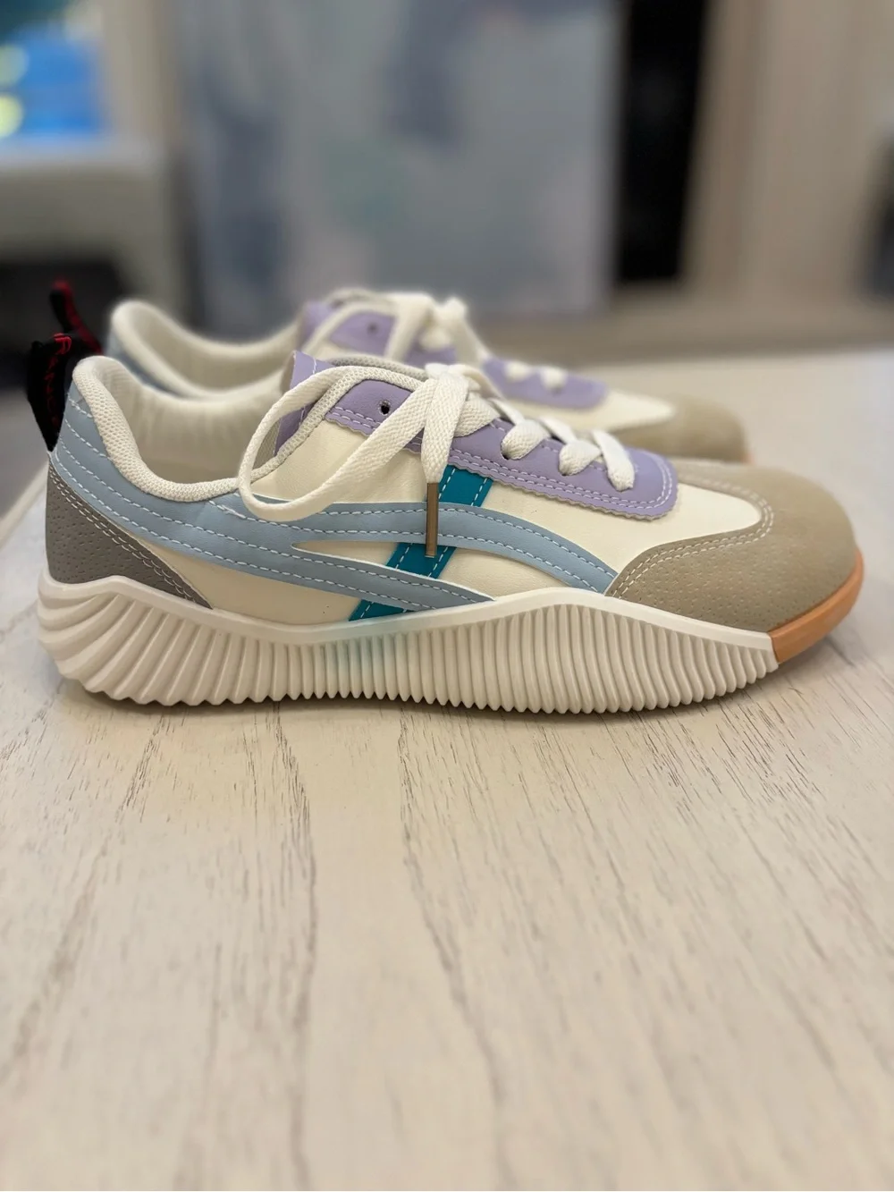 Women’s size 8 De Florance Retro Sneakers Lavender Blue NWT